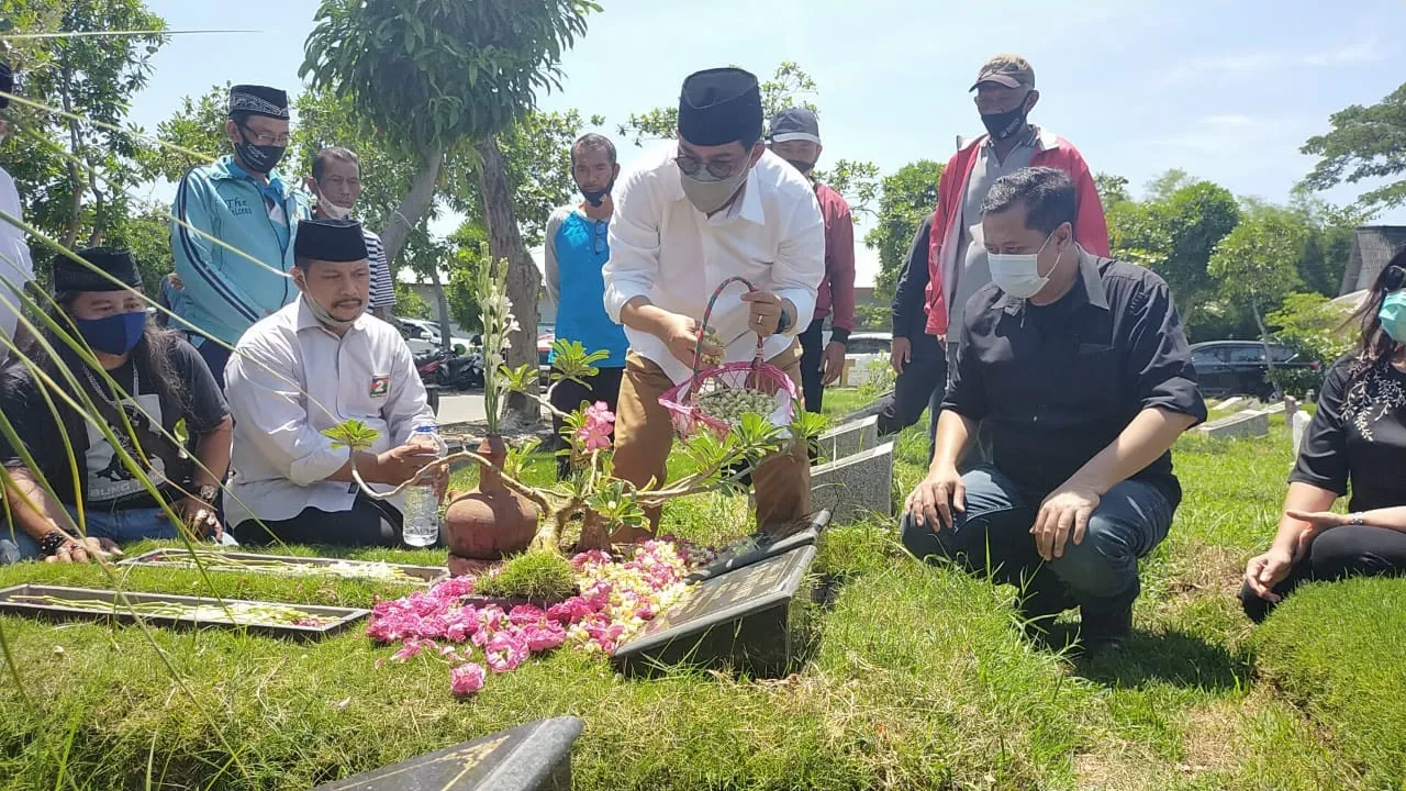 Keluarga Inisiator PDIP Dukung Machfud Arifin-Mujiaman