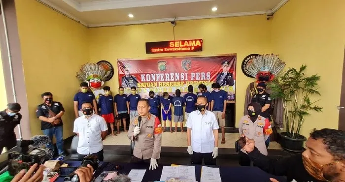 Ibu Rumah Tangga Sewa Pembunuh Bayaran Habisi Suami