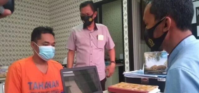 Sakit Hati Diputus, Posting Foto Bugil Mantan Kekasih di WA