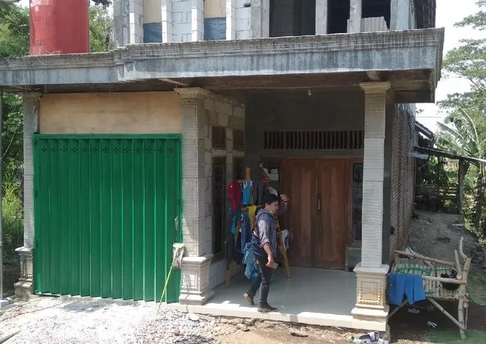Pergoki Orang tak Dikenal, Pasutri Dibacok