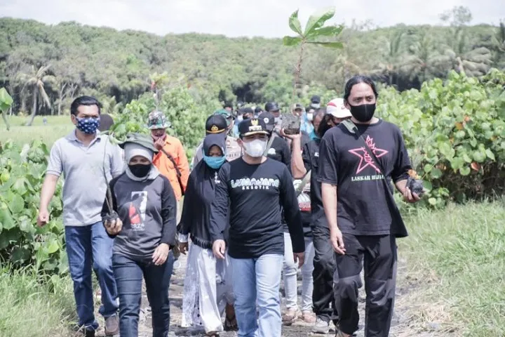 Bupati Lumajang Bersama Pecinta Alam Tanam Pohon