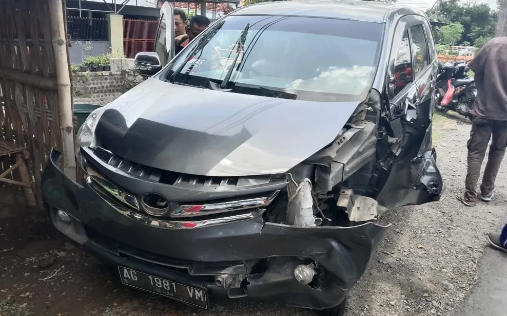 Kurang Hati-Hati saat Menyalip, Avanza di Jombang Tabrak Brio