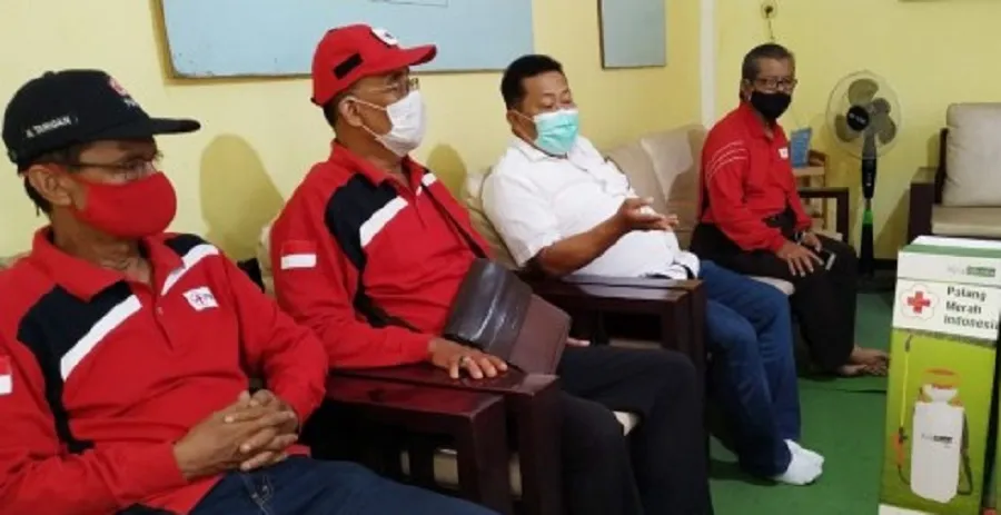 Atasi Covid-19, PMI Jember Bagikan Sprayer Disinfektan ke Ponpes
