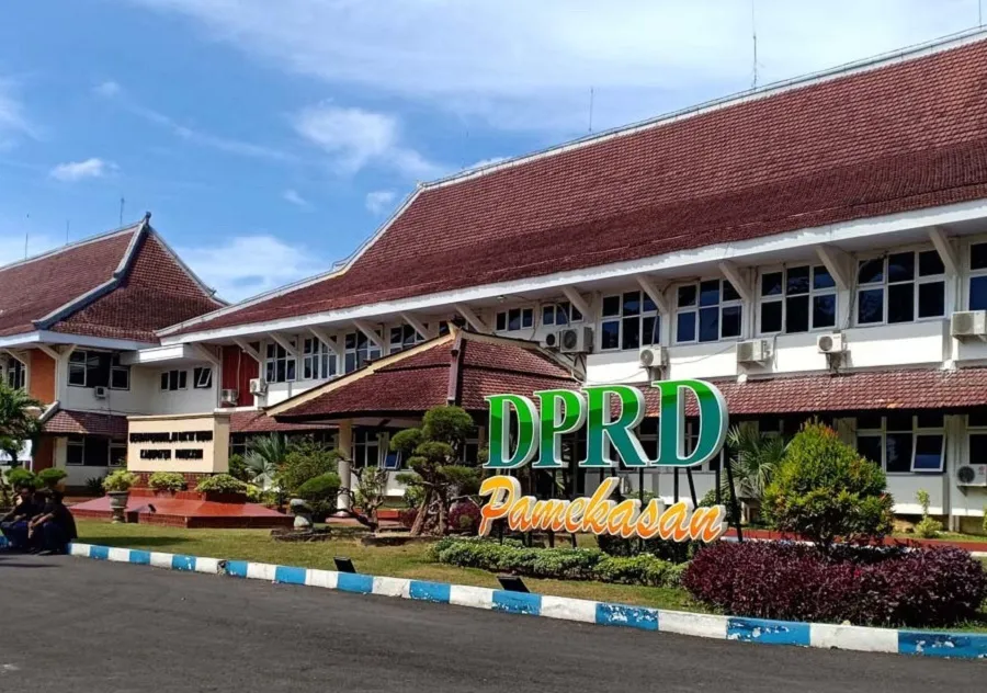Diduga Palsukan Tanda Tangan, Kantor DPRD Pamekasan Didemo