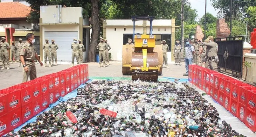 Satpol PP Sidoarjo Musnahkan Ribuan Botol Miras