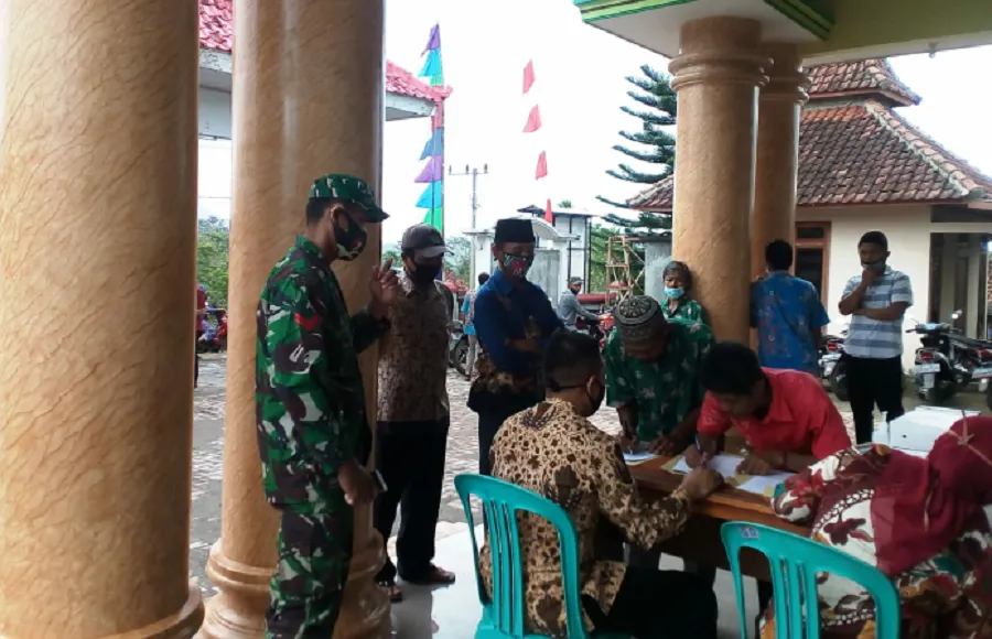 Babinsa Trenggalek Pastikan Penyaluran BLT Tepat Sasaran