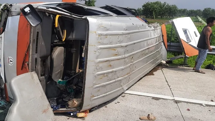 MinibusTerguling di Tol Jombang, Satu Penumpang Tewas