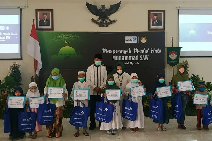 Dharma Wanita Persatuan BKKBN Jatim Berbagi Santunan Anak Yatim