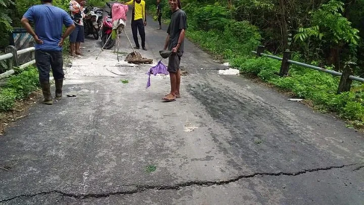 Diterjang Air Hujan, Jembatan Dadapan Solokuro Ambles