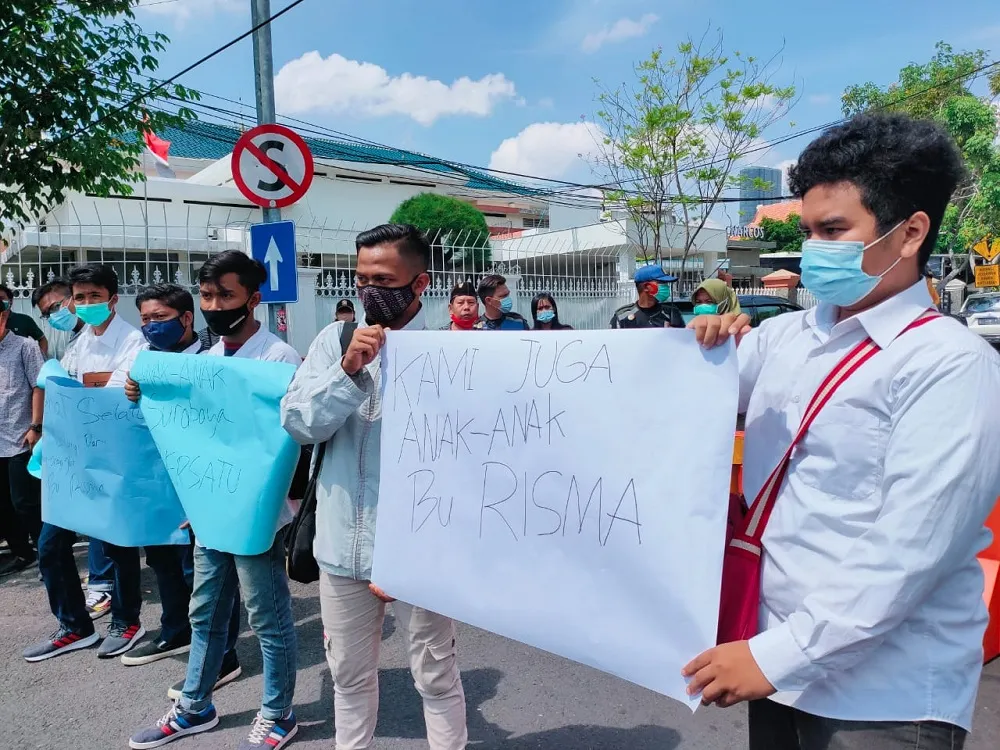Risma Dilaporkan Polisi, 'Anak-Anak Bu Risma' Ikut Membela