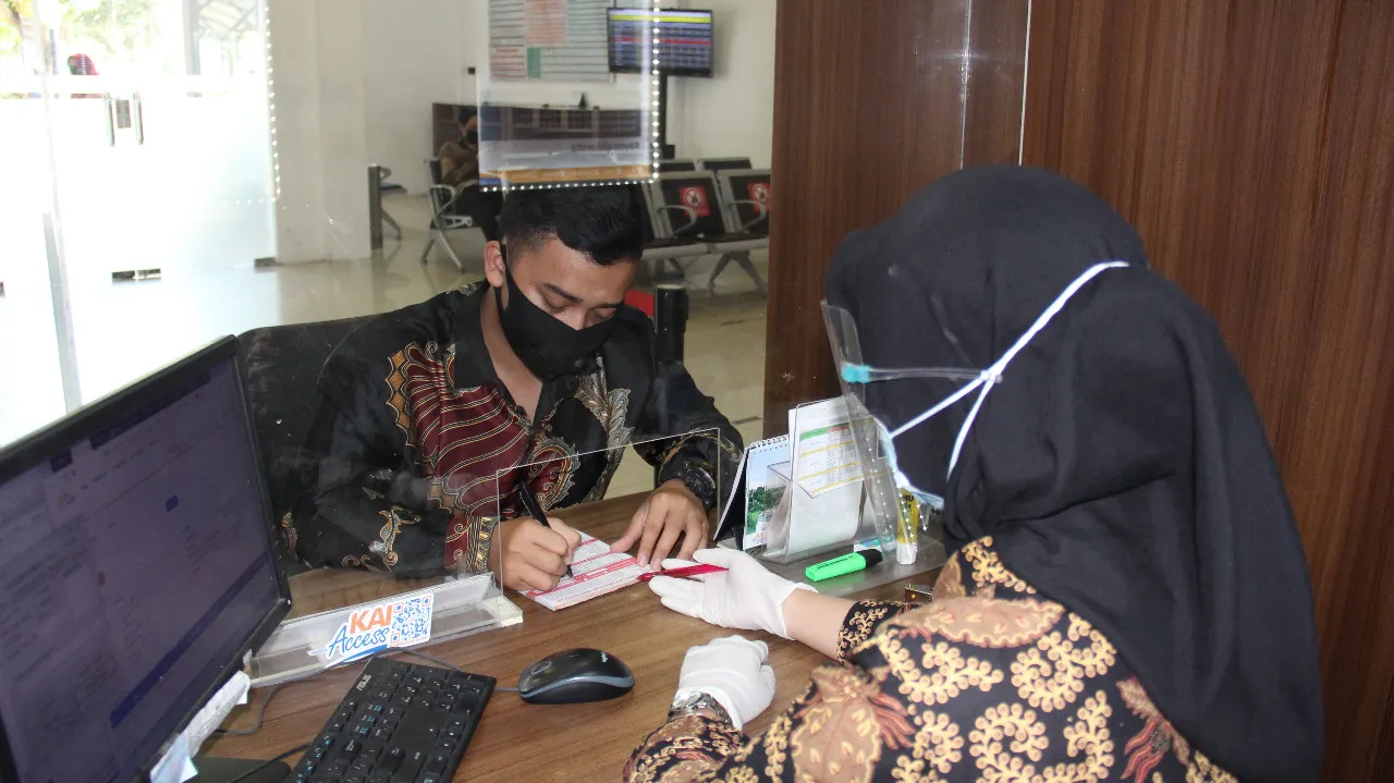 Sambut Hari Pahlawan, KAI Bagikan Voucher Tiket Gratis untuk Guru dan Nakes