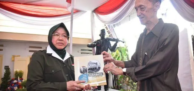 Ahli permukiman dan perkotaan Prof Dr Ir Johan Silas yang juga Guru Besar ITS saat bersama Walikota Surabaya Tri Rismaharini.SP/Byta Indrawati.