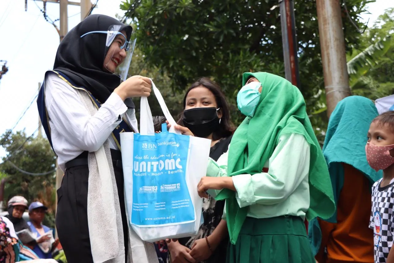 Finalis Putkam Unitomo 2020 Sosialisasi Protokol Kesehatan ke Anak Jalanan