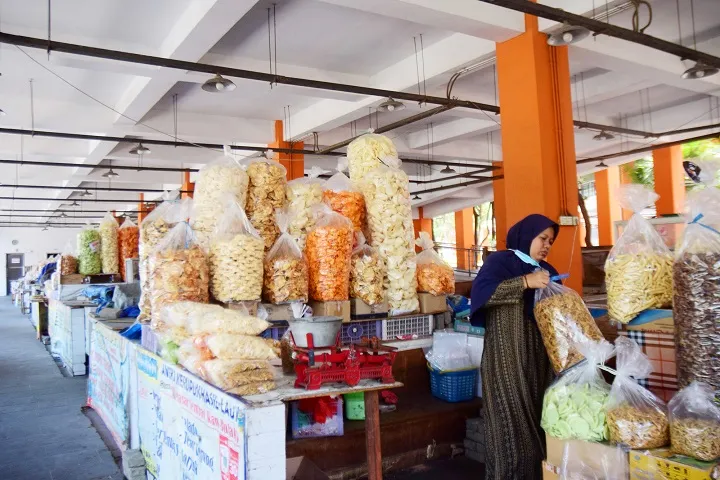 'Sepi Koyok Kuburan, Dagangan Gak Laku, Dibuang'