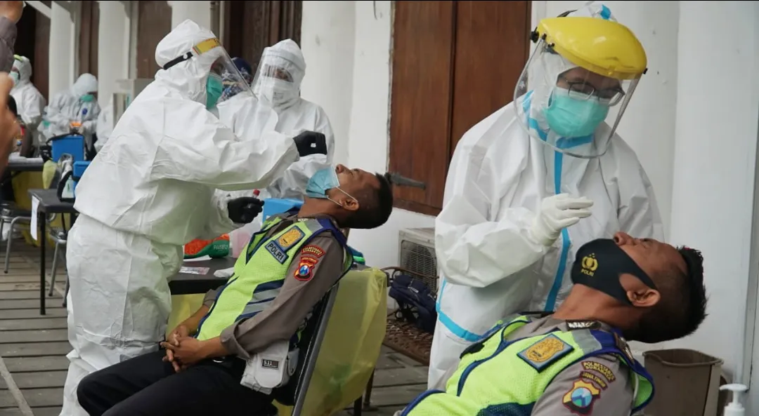 Jelang Pencoblosan, Ratusan Anggota Kepolisian Jalani Swab Test