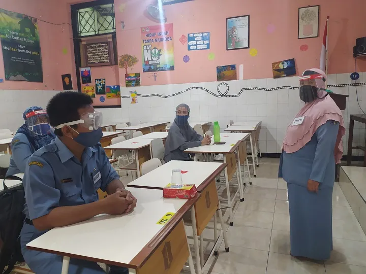 Senin Hari ini, Guru SD-SMP Masuk Sekolah