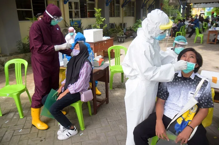 Tatap Muka Bulan Desember, Siswa-Siswi SMP Negeri Serentak Jalani Swab Test