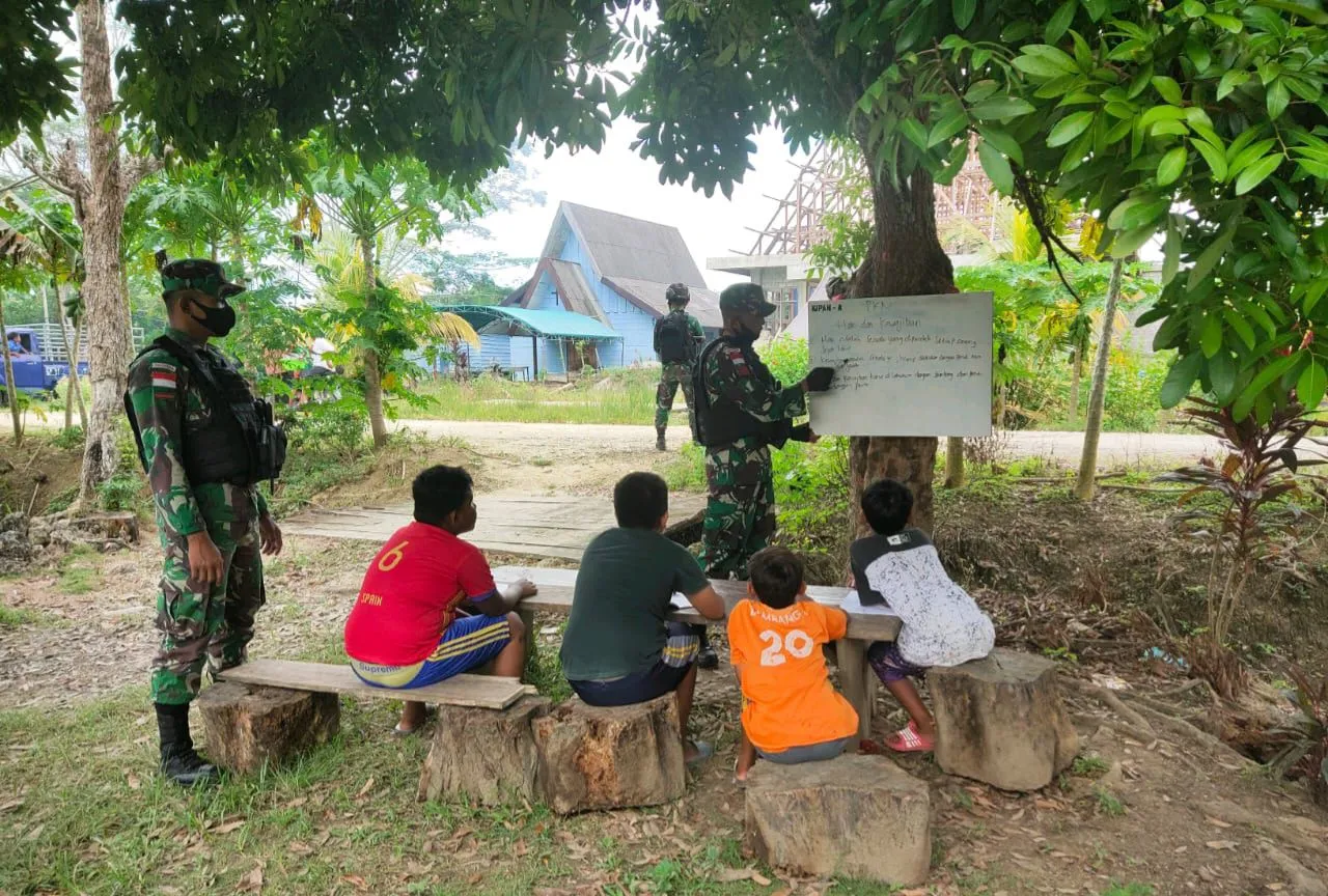 Bimbel kepada anak-anak Sekolah SD Negeri Arso 13 di Kampung Naramben, Distrik Skanto, Kabupaten Keerom, Papua Minggu (15/11/2020). SP/SP