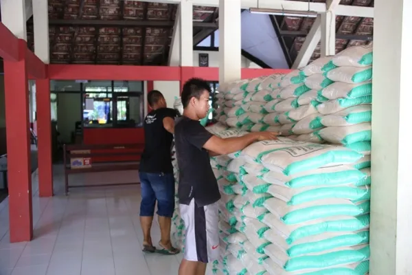 Dinsos Salurkan 57 Ton Beras ke Kecamatan Gurah