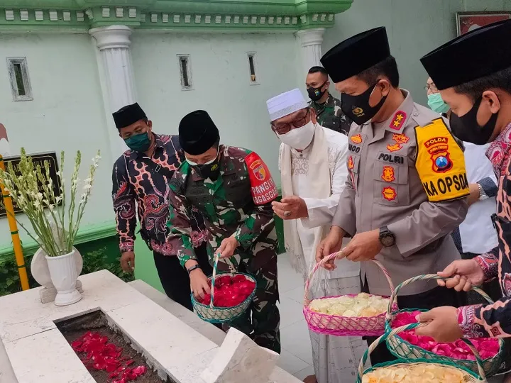 Pangdam V Brawijaya dan Kapolda Jatim Kunjungi Ponpes di Jombang