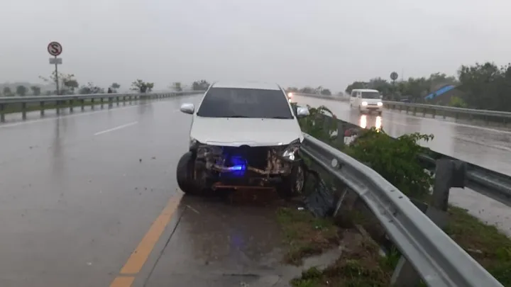 Selip saat Hindari Fortuner, Innova Tabrak Guardrail Toll Jomo