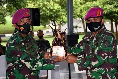 Danmenart 2 Marinir Beri Reward Prajurit Berprestasi