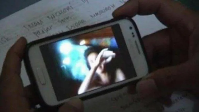 ABG, Bikin Video Syur, Dapat Uang Rp 8 Juta