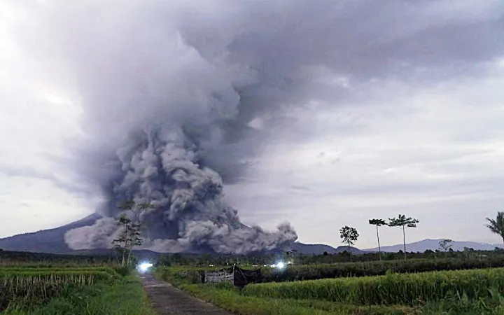 Awas! Muntahan Lava Semeru Mencapai 11 Km