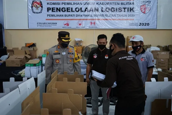 Kapolres Blitar Cek Persiapan Logistik dan Packing Surat Suara