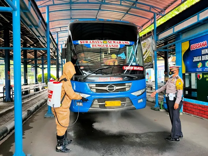 Lantas Lamongan Semprot Disinfektan ke Kendaraan