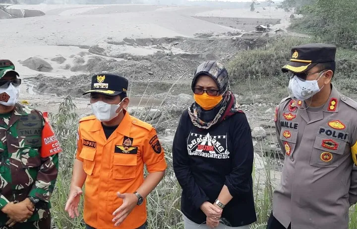 Kapolres, Bupati Lumajang Tinjau Gunung Semeru Erupsi