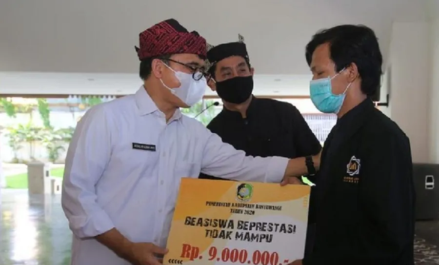 Bupati Anas Berikan 303 Beasiswa Mahasiswa Ditengah Pandemi