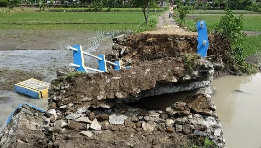 Diguyur Hujan Deras, Jembatan Antar Dusun di Mojokerto Putus