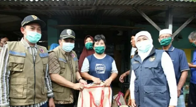 Gubernur Jatim Sambangi Keluarga Dua Bocah Tenggelam Akibat Banjir