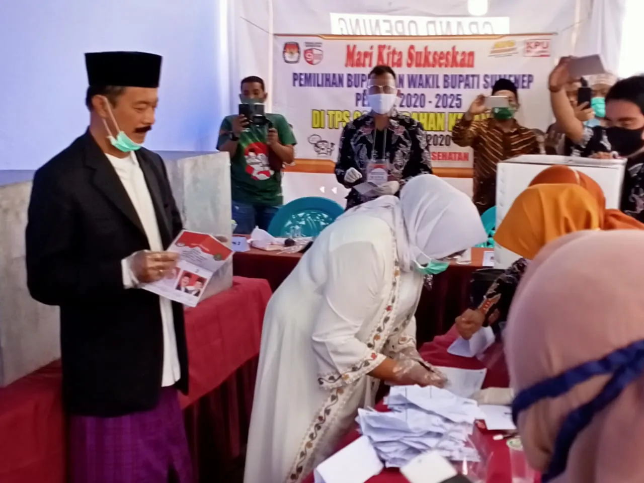 Didampingi Istri, Gus Acing Coblos  di Tps O2 Kepanjin Sumenep