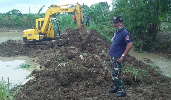 Tanggul Kali Mengkuli Jebol, Genangi Jalan dan Sawah