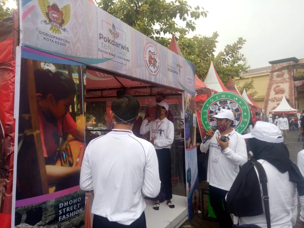 Pamerkan  Wisata Tenun Ikat, Kota Kediri Raih Penghargaan Pokdarwis