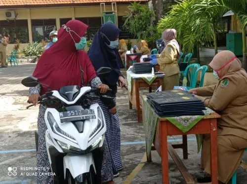 SMPN 8 Kota Pasuruan Layani Pengambilan Raport Drive Thru