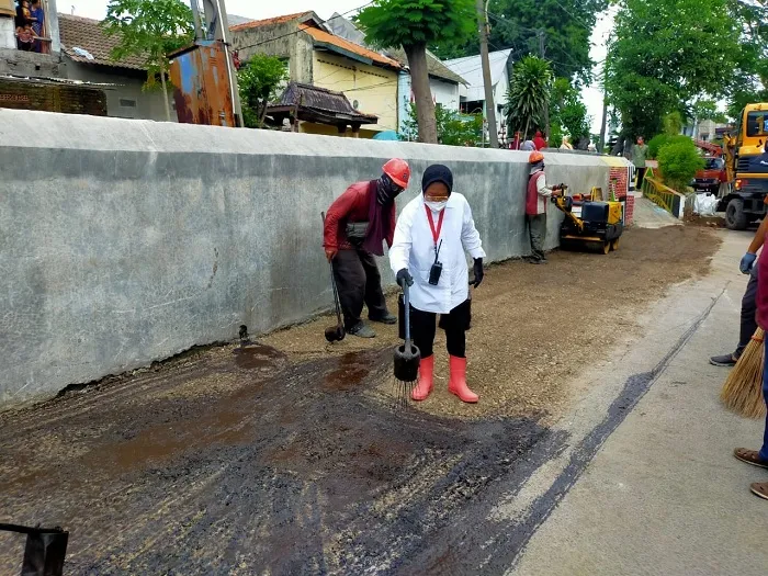 Kerja Bakti di Kembang Kuning, Risma Lakukan Pengaspalan Jalan