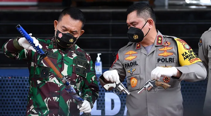 Polri Tembak Menembak dengan Laskas Khusus FPI