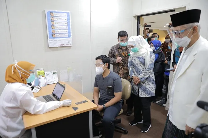 Simulasi Vaksinasi Digelar, Khofifah Yakinkan Kehalalalan Vaksin