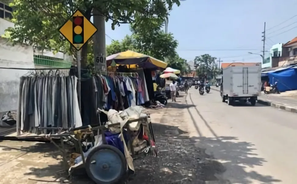 Nasib Pedagang Baju Bekas di Gembong Surabaya, Omset Turun Drastis