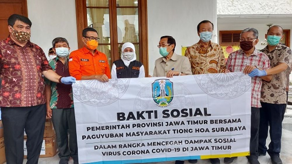 Penyerahan bantuan sosial dari paguyuban masyarakat Tionghoa kepada Pemprov Jawa Timur di gedung Grahadi, Senin (18/5). SP/Adit 