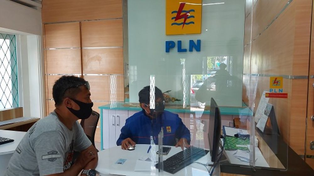 Petugas melayani warga yang mengadu terkait lonjakan tarif listrik di posko aduan PLN ULP Embong Wungu. SP/ADT