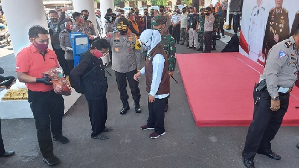 Gubernur Jawa Timur Khofifah Indar Parawansa, Kapolda Jatim Irjen Pol Mohammad Fadil Imran dan Pangdam V Brawijaya Mayjend TNI Widodo Iryansyah menyerahkan langsung partisi pembatas kepada ojek. SP/ADT
