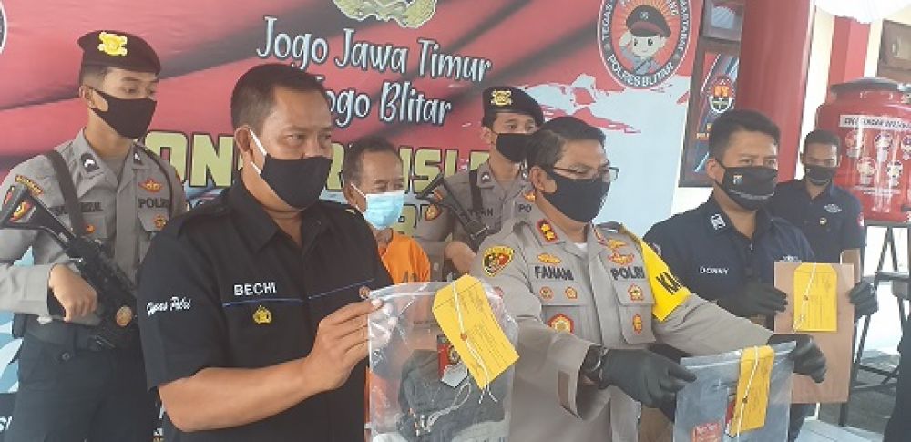 Kapolres Blitar di dampingi Kasat Reskrim AKP Dony Kristian dan Kasubag Humas AKP Imam Subchi menunjukkan BB, dan foto tersangka Sunyoto. SP/Les