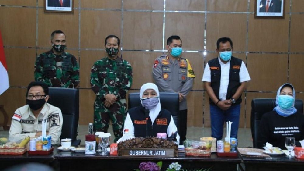 Gubernur Khofifah seusai menggelar Rapat Percepatan Penanganan Covid - 19 Malang Raya di Kantor Bakorwil Malang pada Sabtu (18/7/2020) malam. SP/ADT