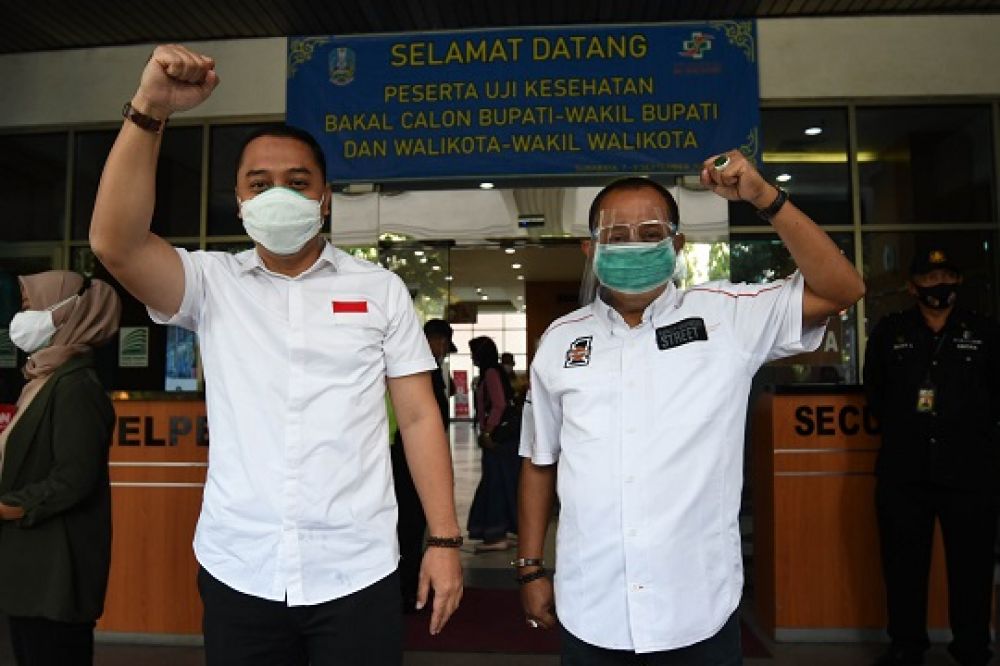 Paslon Eri Cahyadi dan Armuji saat baru datang untuk mengikuti tes kesehatan di RSUD dr Soetomo Graha Amerta Surabaya, Selasa (8/9/2020). SP/Julian
