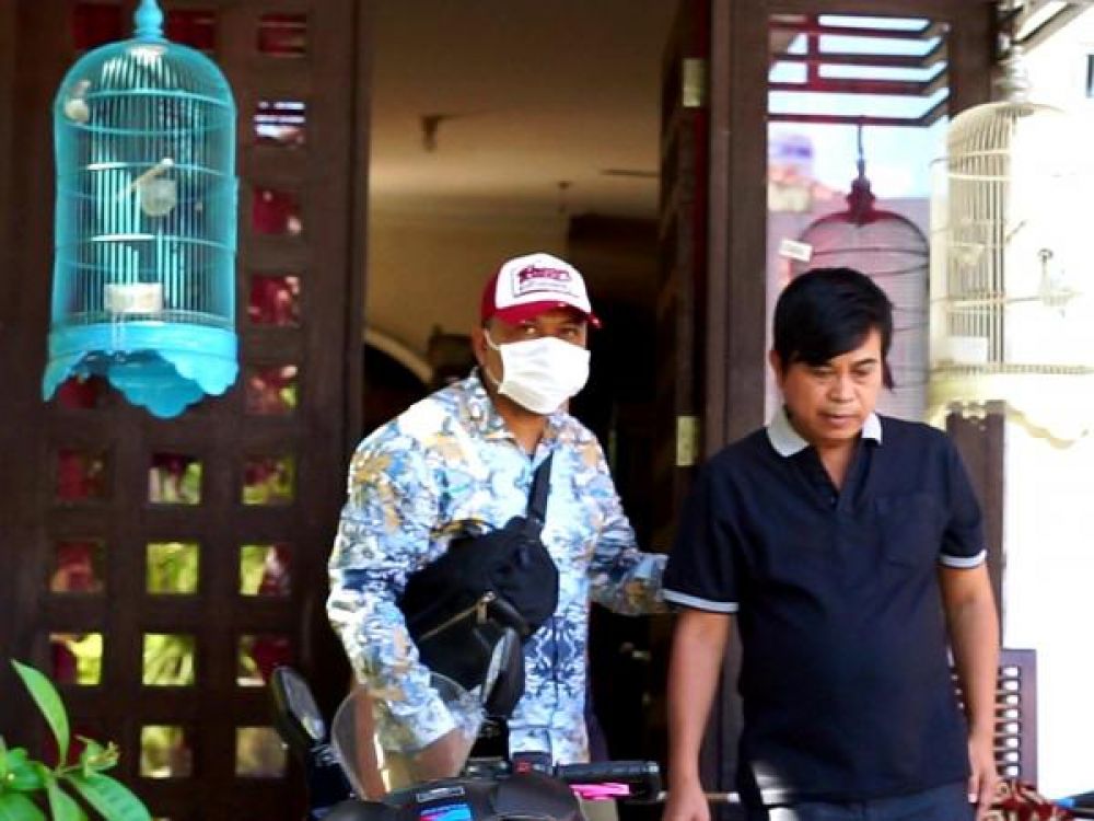 Heri Basuki (kaos biru) terpidana kasus jual beli tanah yang jadi buronan sejak Februari 2020.