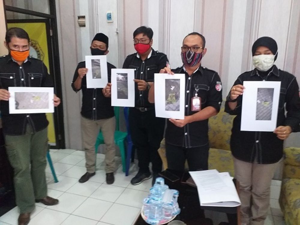 Anggota KPU Kota Blitar menunjukkan foto benda mistik yang berada di halaman kantor KPU Kota Blitar. SP/Les